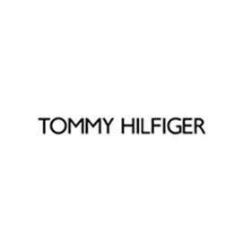Vom klassischen Ohrstecker über filigrane Armbänder bis hin zu Ketten mit blau-weiß-roten Akzenten. Schmuck und Uhren von Tommy Hilfiger zeichnen sich durch einen typisch amerikanischen Stil aus.