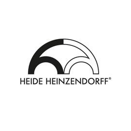 Ihre Kreationen machen aus jedem Schmuckstück eine Besonderheit voller Freude und Energie. Aus Sterling Silber, kombiniert mit handgefertigtem böhmischen Quarzglas, Halbedelsteinen, Glas-Kristallen, machen aus jedem Schmuckstück eine Besonderheit voller Lebensfreude und Energie.