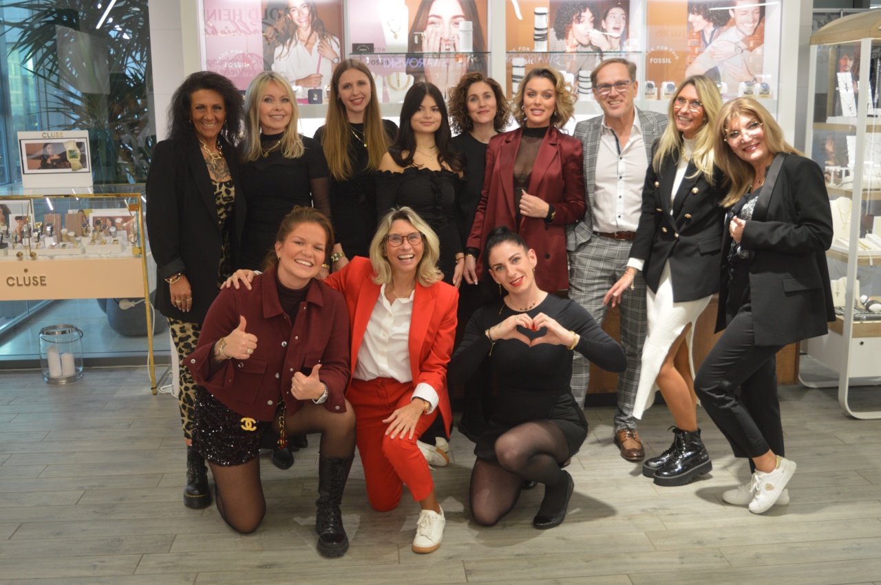 Gruppenfoto im Gold Heinrich Geschäft mit 11 Personen vor Schmuckauslage